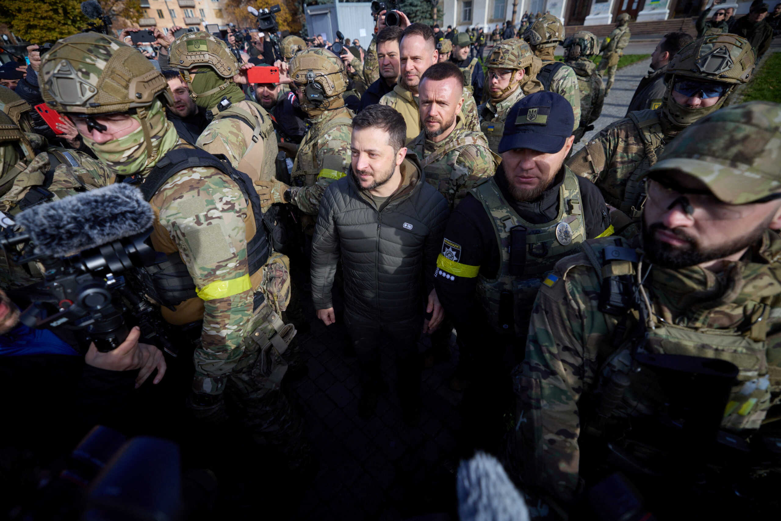 Ουκρανία: Ο Ζελένσκι διόρισε νέους διοικητές στα μέτωπα – Συνεχίζονται οι σφοδρές μάχες για την Μπαχμούτ