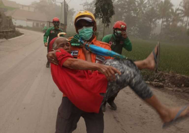 Ινδονησία: Απομακρύνουν άρον άρον 2.000 κατοίκους λόγω της έκρηξης ηφαιστείου στη νήσο Ιάβα