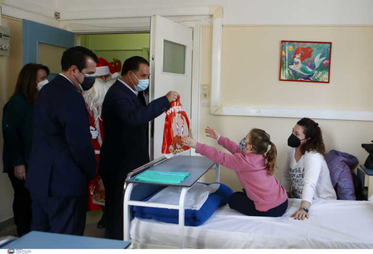 Θάνος Πλεύρης και Άδωνις Γεωργιάδης μοίρασαν δώρα στα άρρωστα παιδάκια στο Παίδων Πεντέλης
