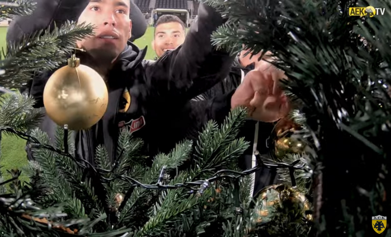 Οι παίκτες της ΑΕΚ στόλισαν χριστουγεννιάτικο δέντρο στον αγωνιστικό χώρο της «OPAP Arena»