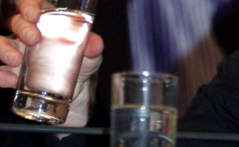 Ένα ποτήρι την ημέρα «ασπίδα» για την υγεία - Όλα τα ευρήματα διεθνούς έρευνας για τις επιδράσεις του αλκοόλ