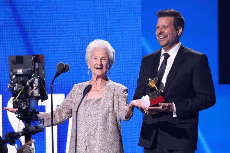 Πήρε στα 95 της το βραβείο πρωτοεμφανιζόμενης τραγουδίστριας - «Έπρεπε να περιμένω 80 χρόνια!»