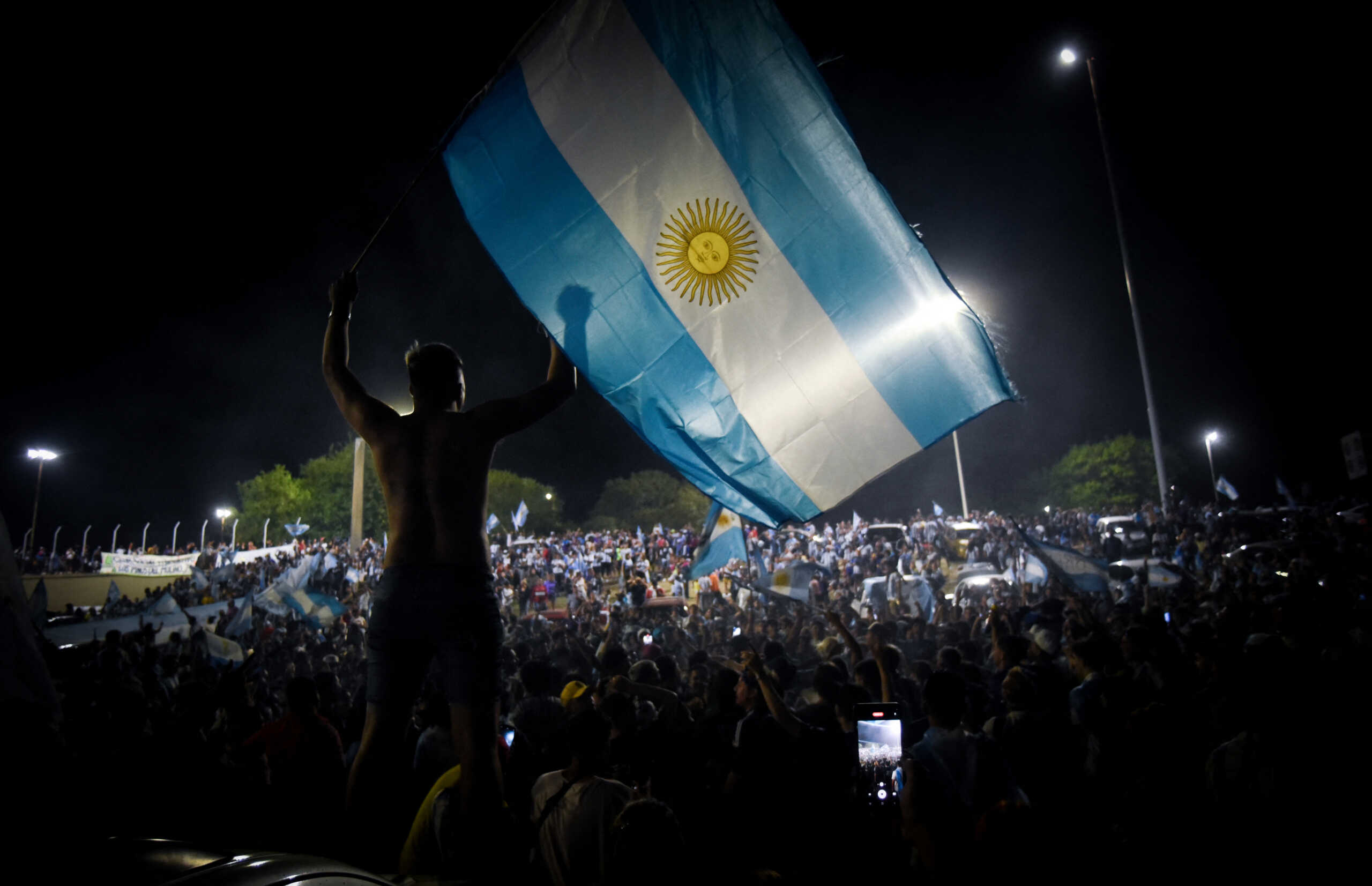 Οπαδός της Αργεντινής πέθανε από ασφυξία στους πανηγυρισμούς για το Μουντιάλ πνιγμένος από τη σημαία του
