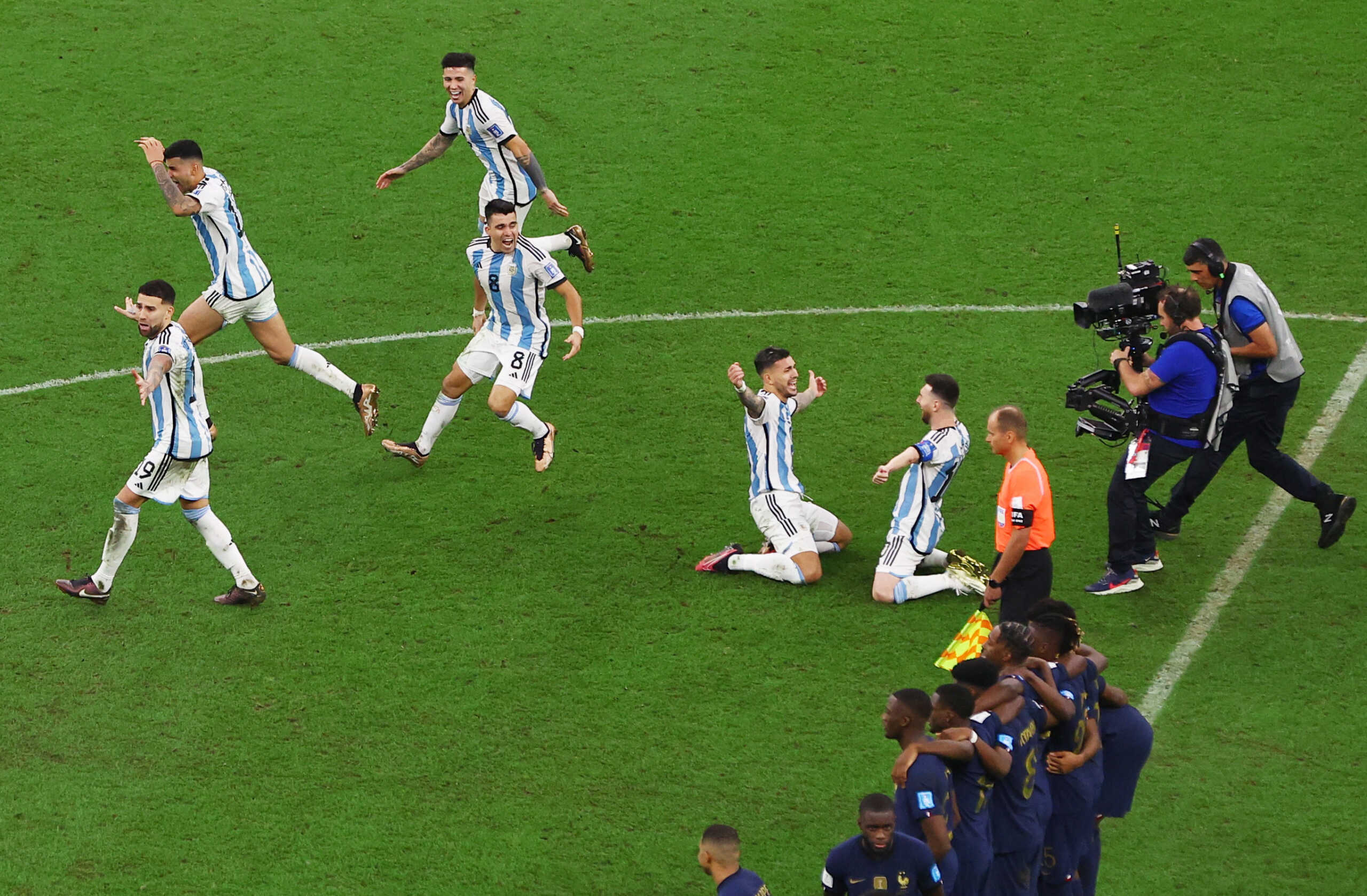 Soccer Football - FIFA World Cup Qatar 2022 - Final - Argentina v France - Lusail Stadium, Lusail, Qatar - December 18, 2022 Argentina players celebrate after winning the World Cup as France players look dejected REUTERS
