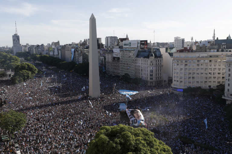 Οι πανηγυρισμοί των Αργεντινών στο Μπουένος Αϊρες για την κατάκτηση του Μουντιάλ 2022 είχαν και ελληνικό χρώμα