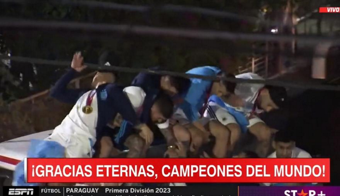 Kαλώδιο παραλίγο να τραυματίσει Λιονέ Μέσι, Ντι Μαρία και άλλους παίκτες στην οροφή του πούλμαν της Αργεντινής