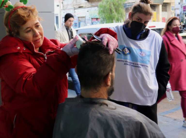 Μάθημα ανθρωπιάς από εθελοντές του Κοινωνικού Κομμωτηρίου του Δήμου Αθηναίων – Φρόντισαν αστέγους στους δρόμους