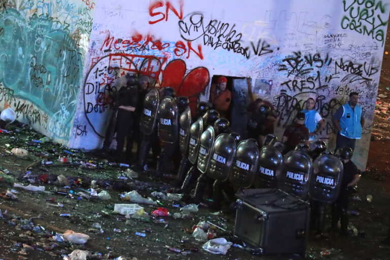 Χάος στο Μπουένος Άιρες κατά την υποδοχή της Αργεντινής μετά την κατάκτηση του Μουντιάλ - Πυρά αστυνομικών με σφαίρες καουτσούκ, 31 τραυματίες