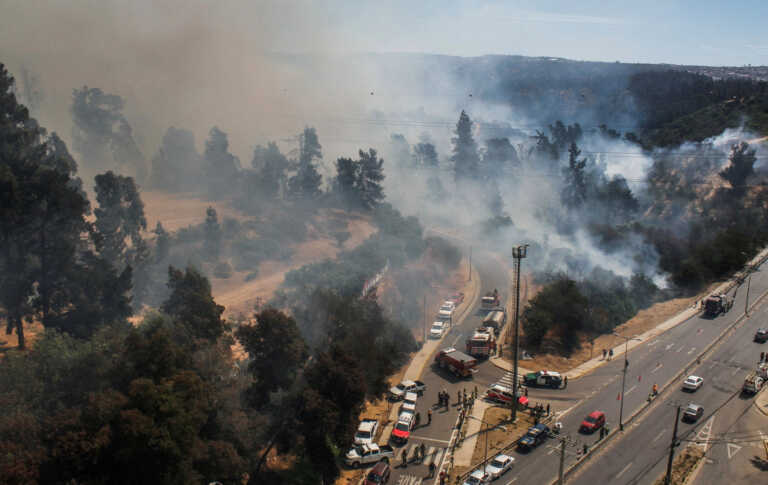 «Μάχη» με πολλές φωτιές στην Χιλή - Εκκενώνονται κατοικημένες περιοχές