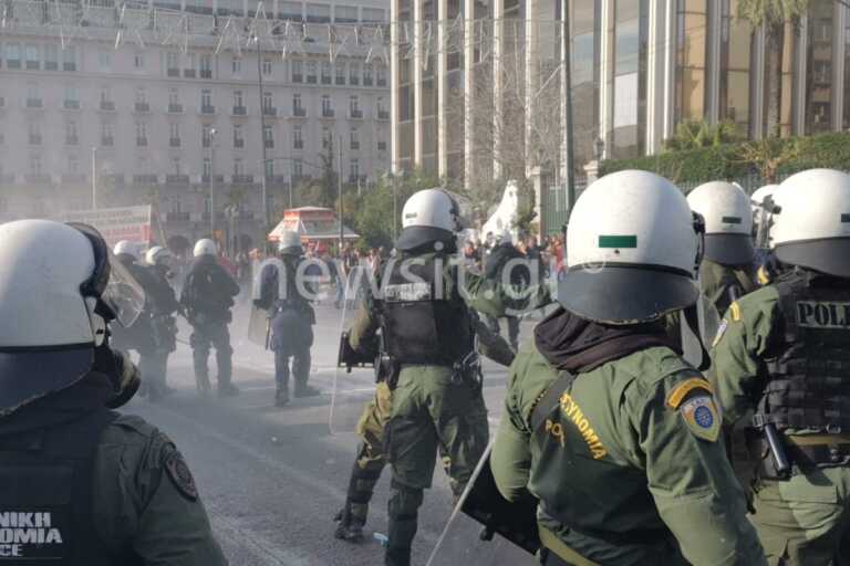 Ένταση στο συλλαλητήριο των εκπαιδευτικών στο κέντρο της Αθήνας – Χημικά και κρότου λάμψης