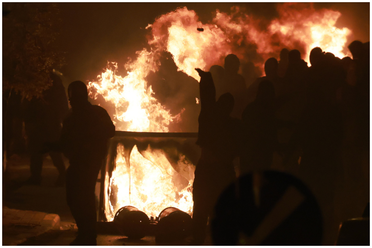Θεσσαλονίκη: Νύχτα επεισοδίων με μολότοφ, οδοφράγματα και φωτιές για τον πυροβολισμό του 16χρονου