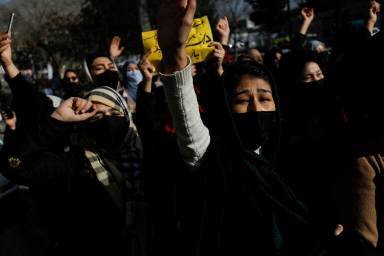 Αφγανιστάν: Τέσσερις διεθνείς MKO… κατέβασαν ρολά στη χώρα, αφού οι Ταλιμπάν τους απαγόρευσαν να απασχολούν γυναίκες