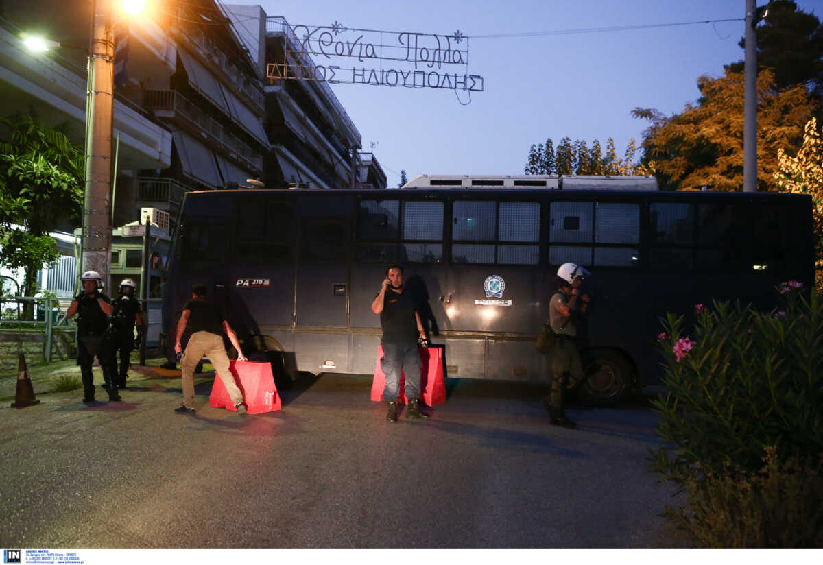 Ηλιούπολη: Παρέμβαση Ρουβίκωνα στο σπίτι του πατέρα της 19χρονης, που βίωσε μια αληθινή κόλαση σε υπόθεση μαστροπείας