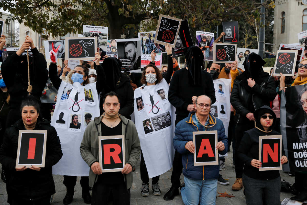 Ιράν: Οι αρχές έκλεισαν εφημερίδα που ασκούσε κριτική στο καθεστώς