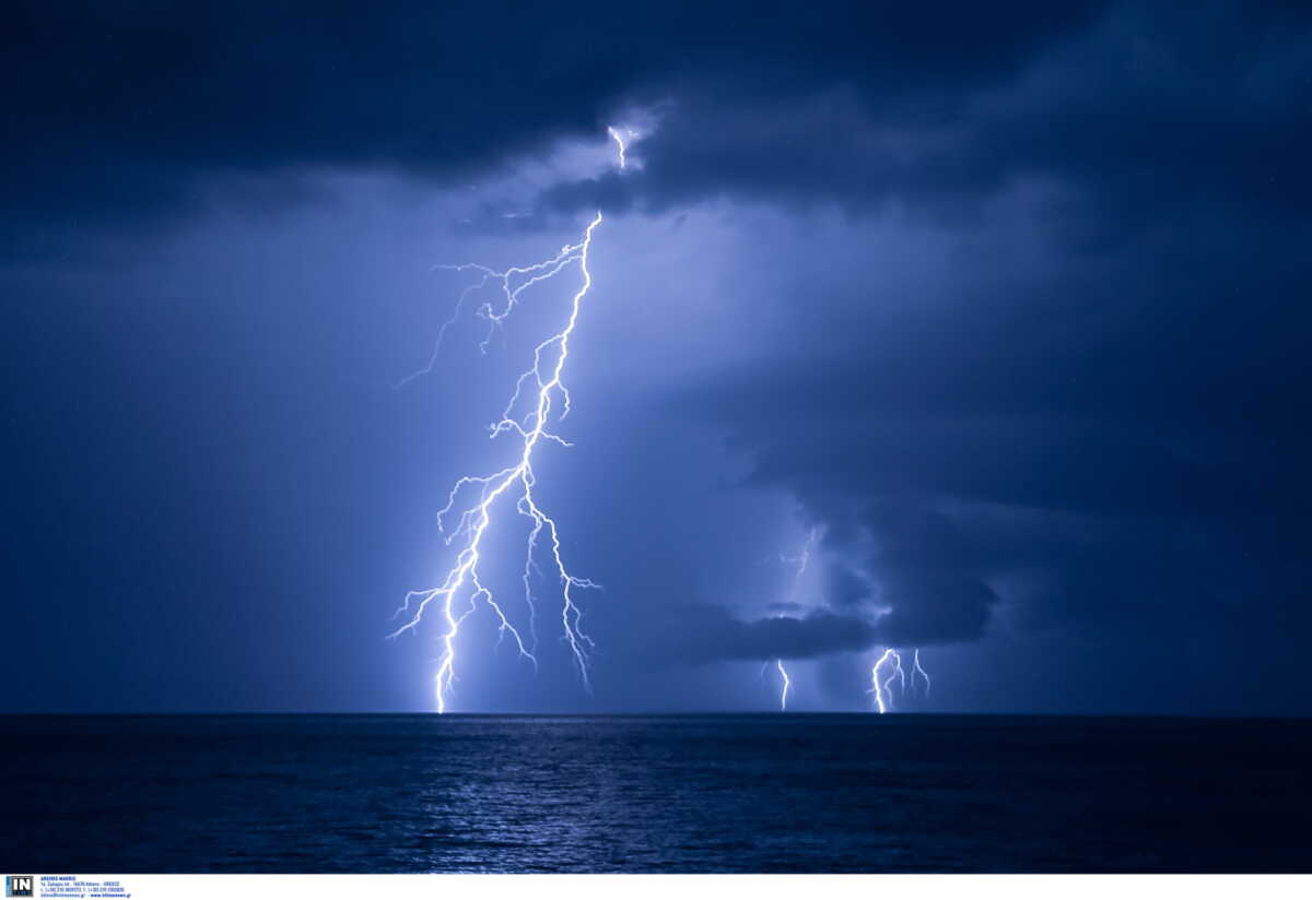 Καιρός σήμερα: Βροχές και καταιγίδες «κόβουν» την Ελλάδα στα δύο – Πού θα ανοίξουν οι ουρανοί