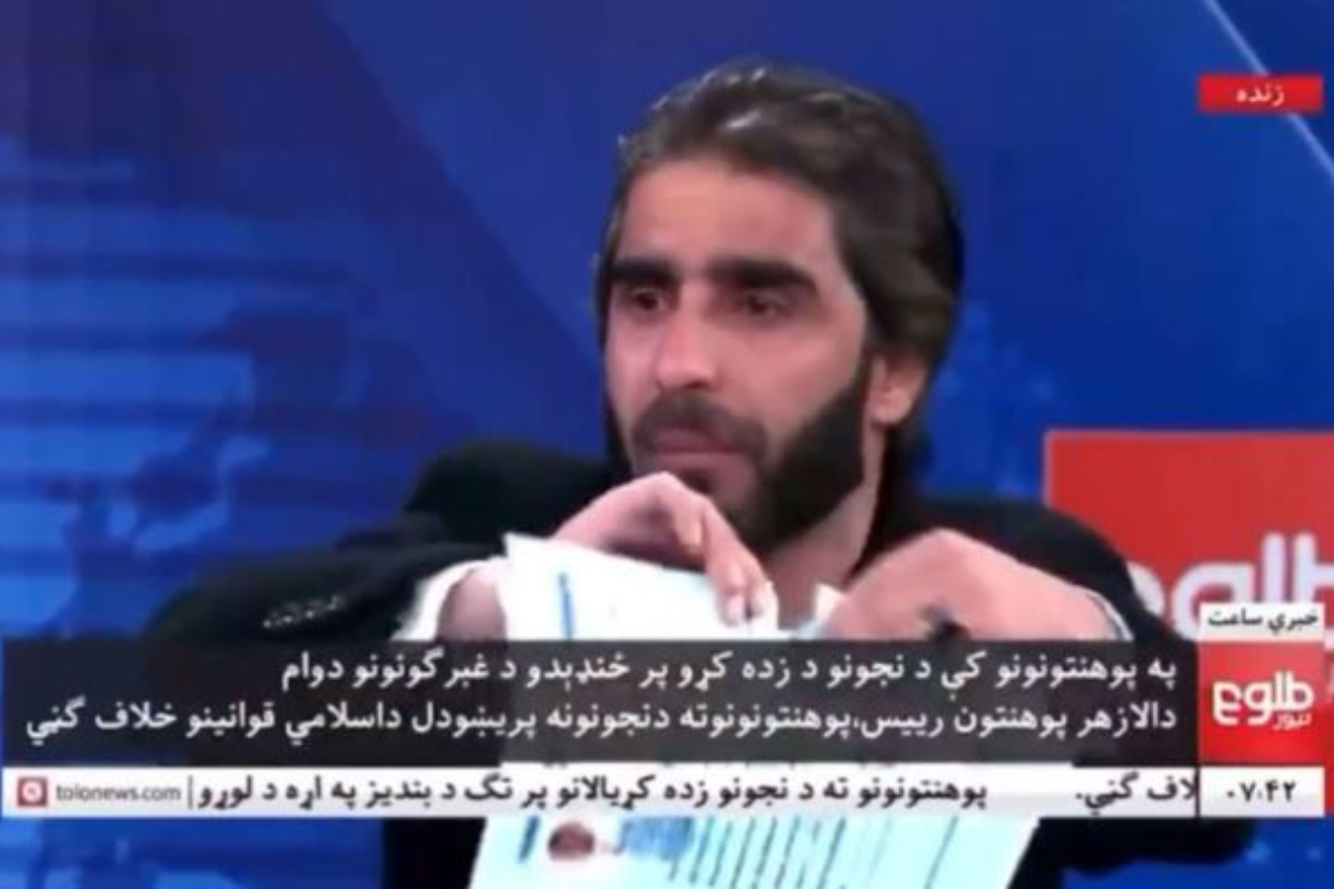 Αφγανιστάν: Καθηγητής έσκισε τα πτυχία του on air μετά την απαγόρευση στις γυναίκες να σπουδάζουν