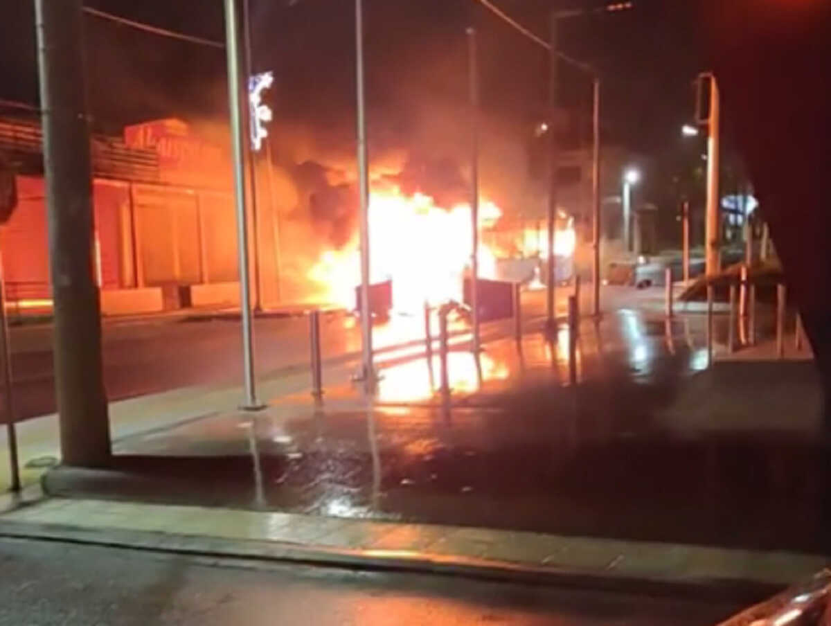 Ρομά έβαλαν φωτιά σε επιχείρηση ελαστικών στον Ασπρόπυργο και πυρπόλησαν λεωφορείο στη Φυλή