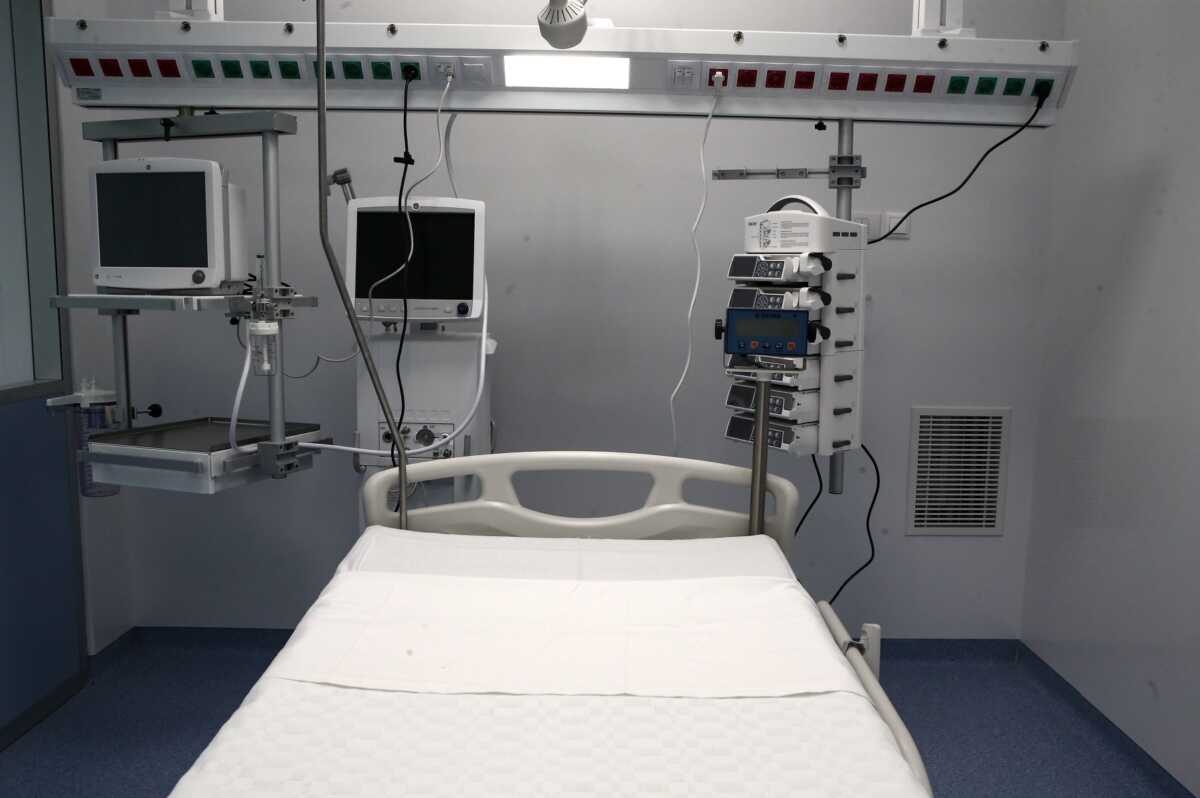 Κορονοϊός: 1.200 νοσηλείες σε απλές κλίνες και 130 σε Μονάδες Εντατικής σε όλη τη χώρα