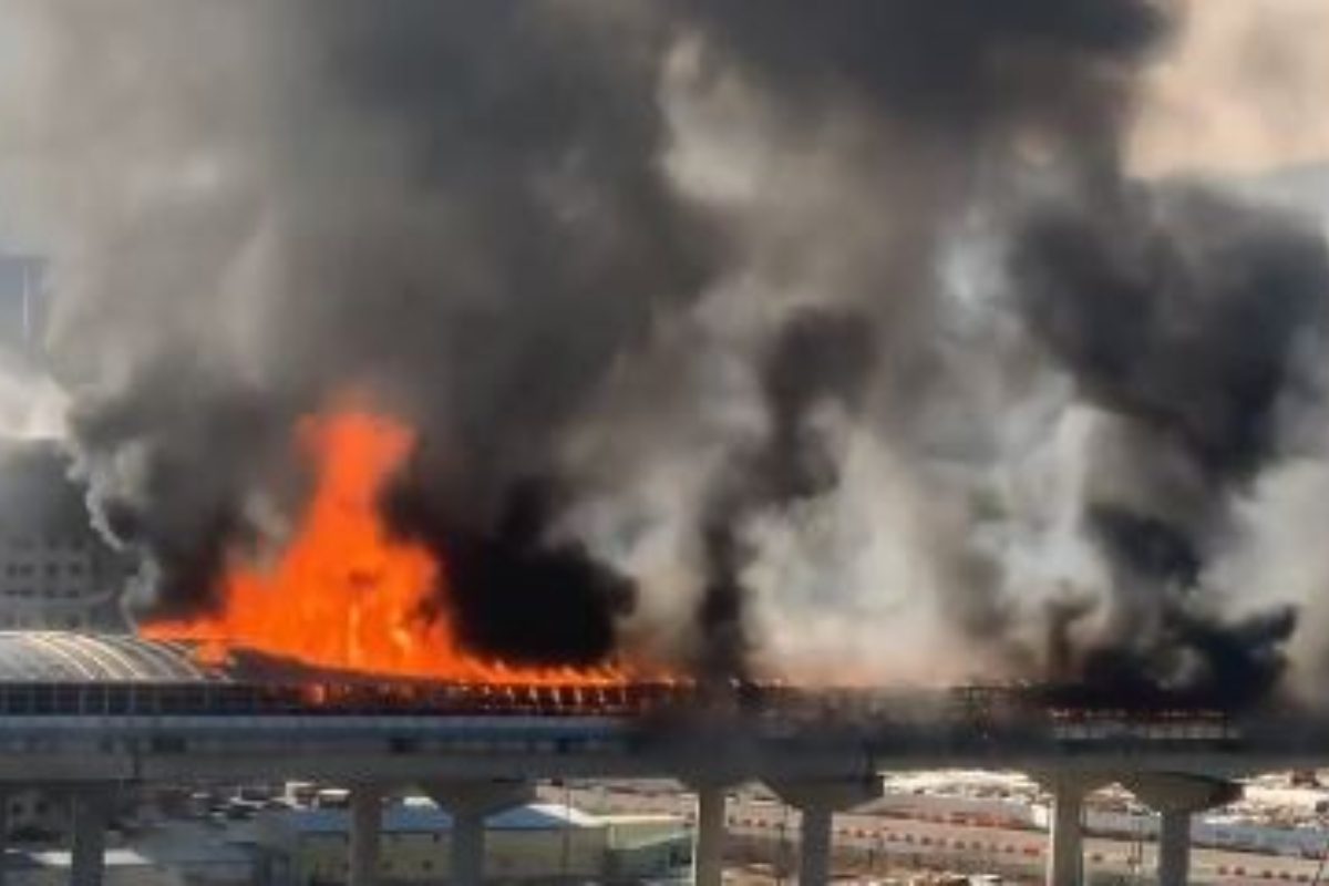 Κόρινθος: Η στιγμή που αυτοκίνητο πιάνει φωτιά και καταστρέφεται ολοσχερώς σε γειτονιά