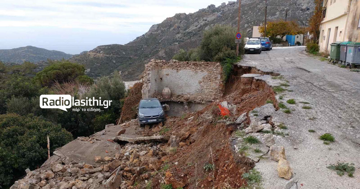 Αυτοκίνητο βρέθηκε πάνω σε σπίτι στην Κρήτη μετά από καθίζηση και τα δυο μαζί έπεσαν στο κενό