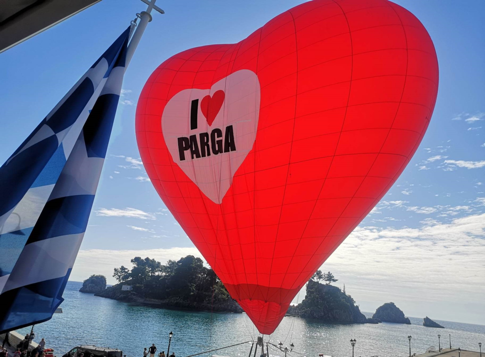 Πρωτοχρονιά 2023 – Πάργα: Ο Άγιος Βασίλης έφτασε με αερόστατο και χάρισε πτήσεις σε μικρά παιδιά