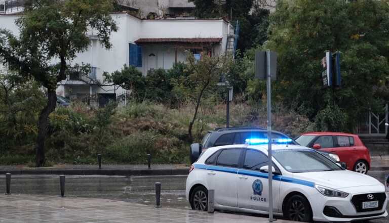 Γυναίκα έπεσε από τον 3ο όροφο πολυκατοικίας στη Θεσσαλονίκη και σκοτώθηκε