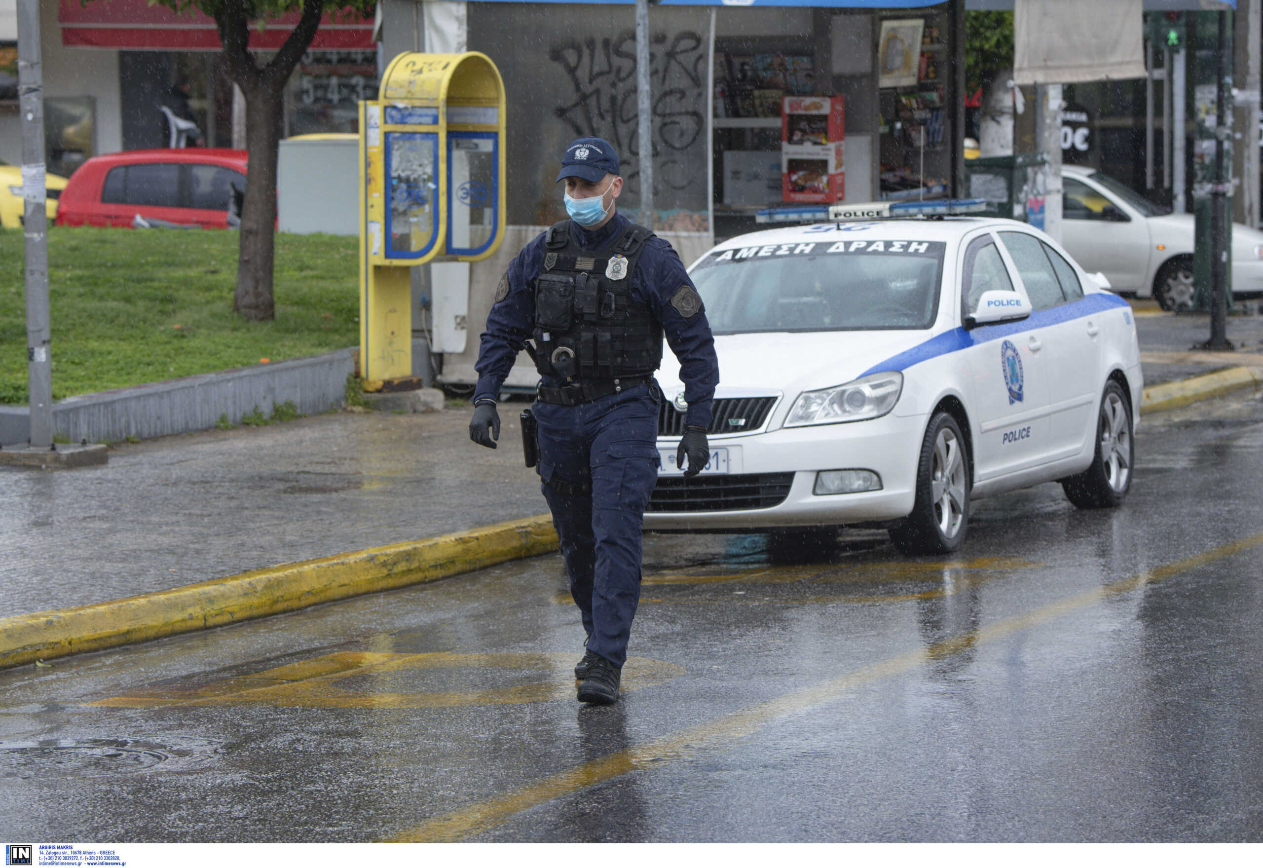 Η αστυνομία εξιχνίασε τις δυο διαρρήξεις σε κατάστημα καλλυντικών στο Περιστέρι και αναζητάει τους δυο δράστες