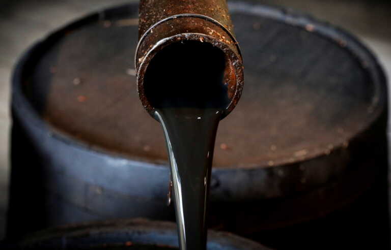 Παίρνουν την ανηφόρα οι τιμές του πετρελαίου - Σαουδική Αραβία και Ρωσία προχωρούν σε περικοπές στην προσφορά