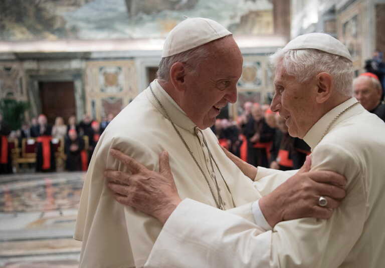 Πάπας Φραγκίσκος για Βενέδικτο: «Δώρο για την Εκκλησία και τον κόσμο, ευγενής και καλοσυνάτος»