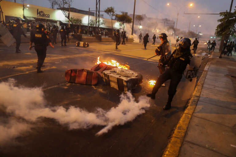 Περού: Δύο έφηβοι νεκροί σε διαδηλώσεις – Ξύλο μέσα στο Κογκρέσο