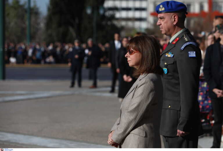Η Κατερίνα Σακελλαροπούλου στην τελετή αλλαγής φρουράς στον Άγνωστο Στρατιώτη