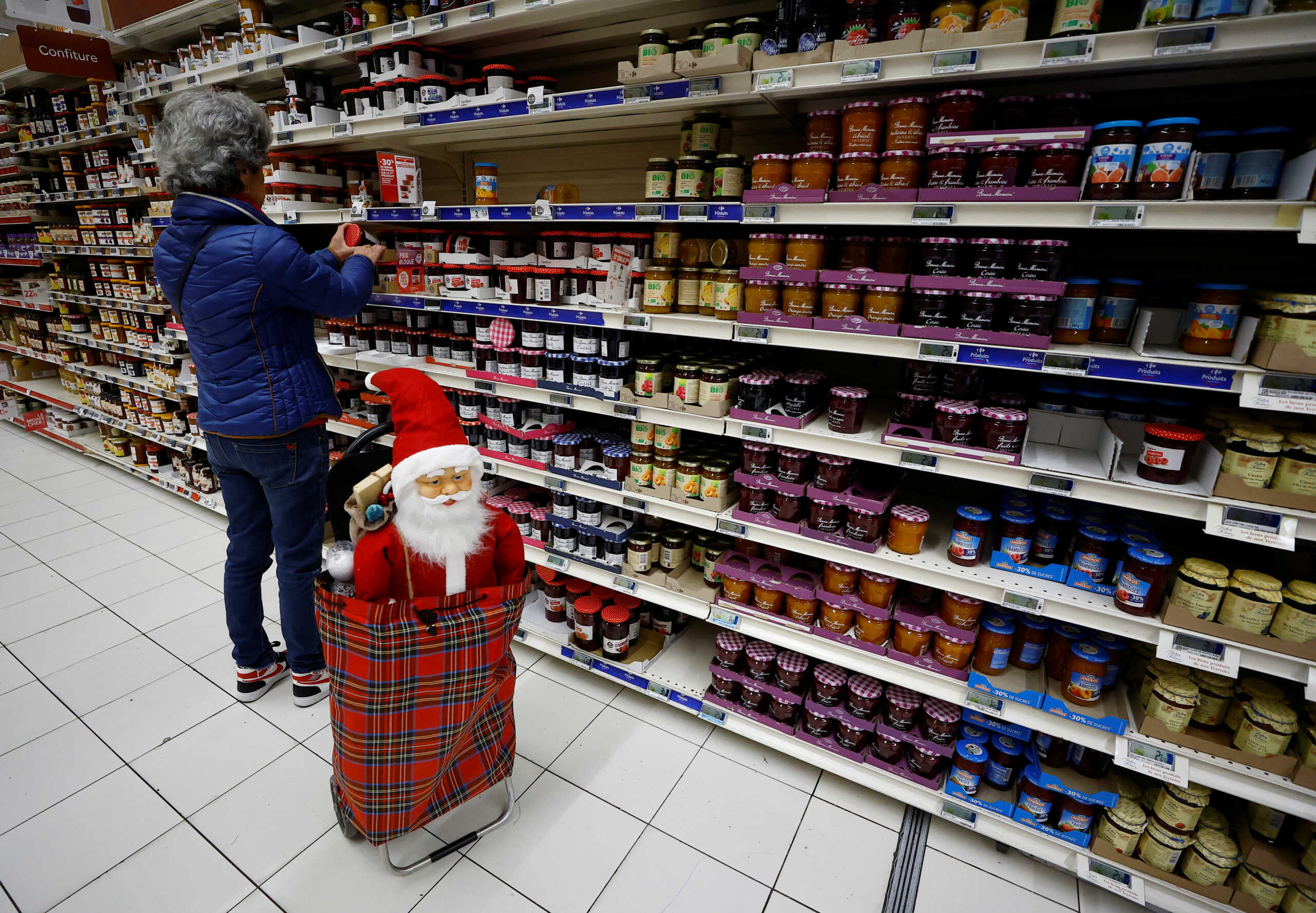 «Καλάθι Χριστουγέννων» και «Καλάθι του Άη Βασίλη»: Ξεκινά σήμερα η εφαρμογή τους σε σούπερ μάρκετ και καταστήματα παιχνιδιών