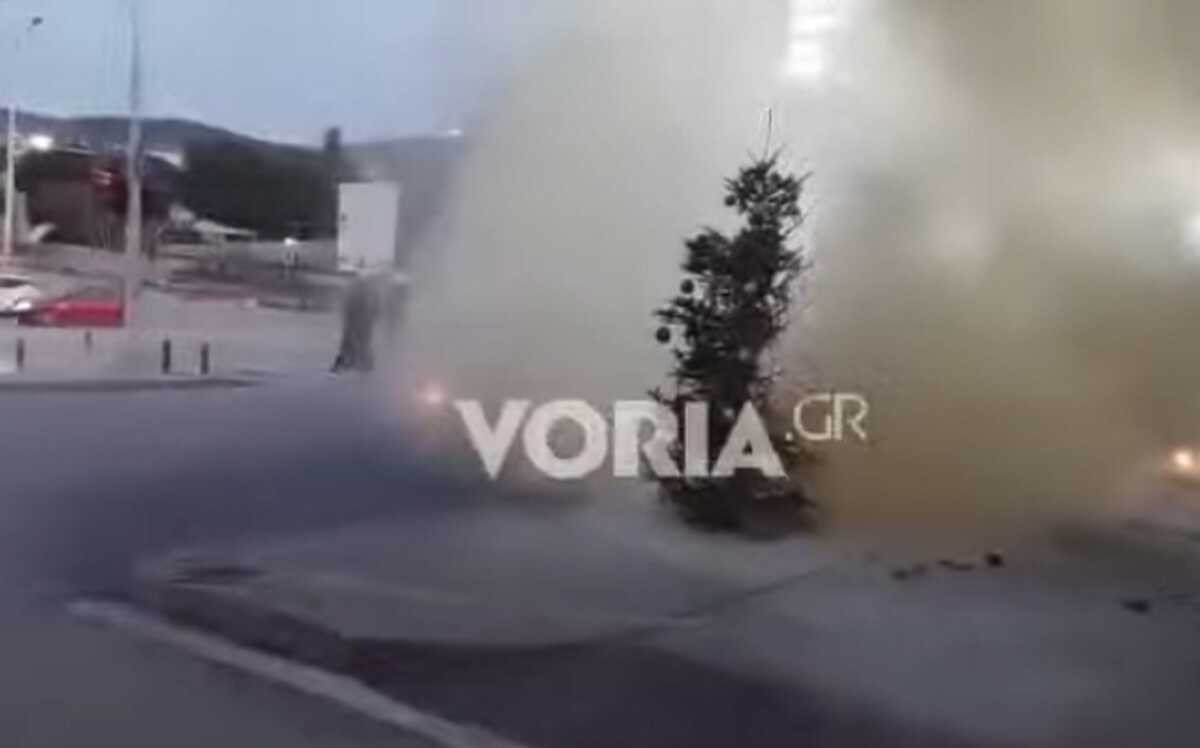 Θεσσαλονίκη: Ένταση με μολότοφ – Φωτιά σε χριστουγεννιάτικο δέντρο