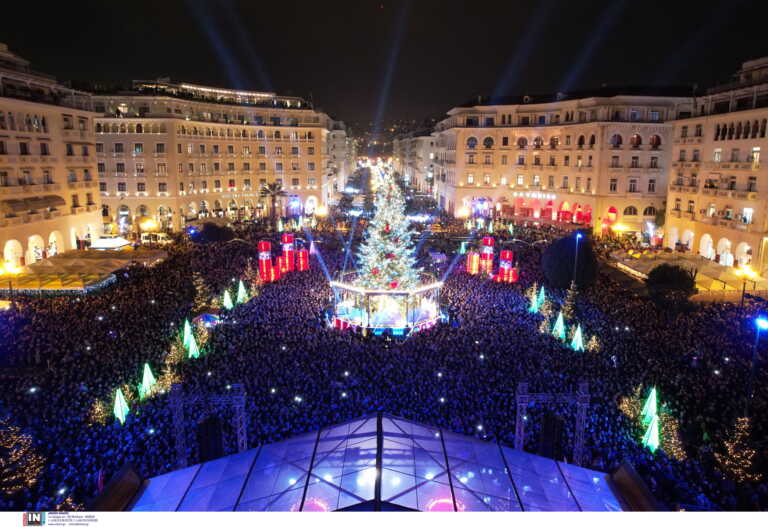 Θεσσαλονίκη: Άναψε το Χριστουγεννιάτικο δέντρο στην Αριστοτέλους – 350.000 λαμπιόνια και πυροτεχνήματα
