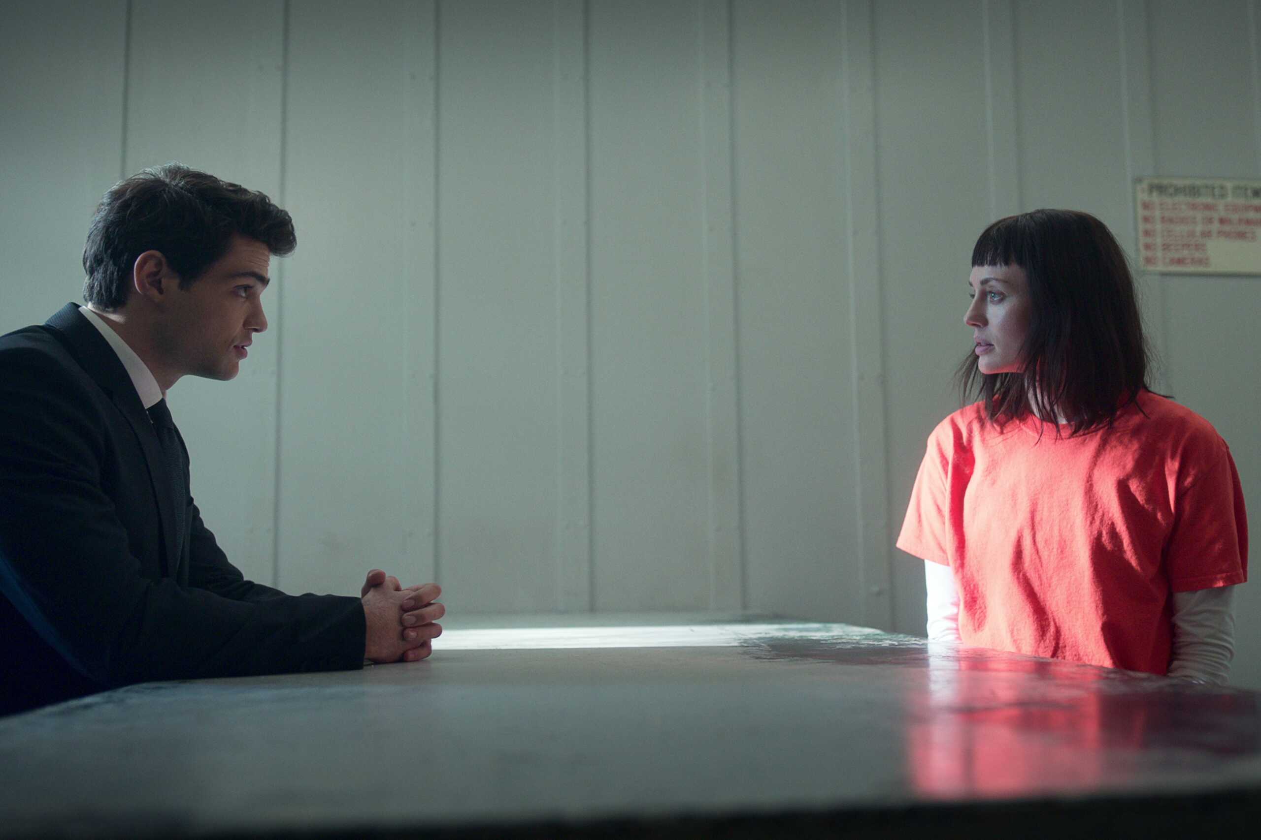 The Recruit. (L to R) Noah Centineo as Owen Hendricks, Laura Haddock as Max Meladze in episode 101 of The Recruit. Cr. Courtesy Of Netflix © 2022