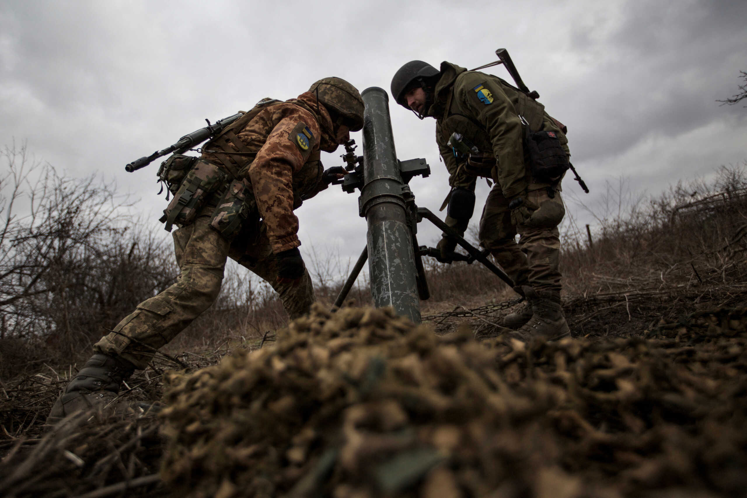 Ukrainian servicemen set up a mortar for firing it towards positions of Russian troops, amid Russia's attack on Ukraine, in the outskirts of Bakhmut, Donetsk region, Ukraine December 30, 2022. REUTERS