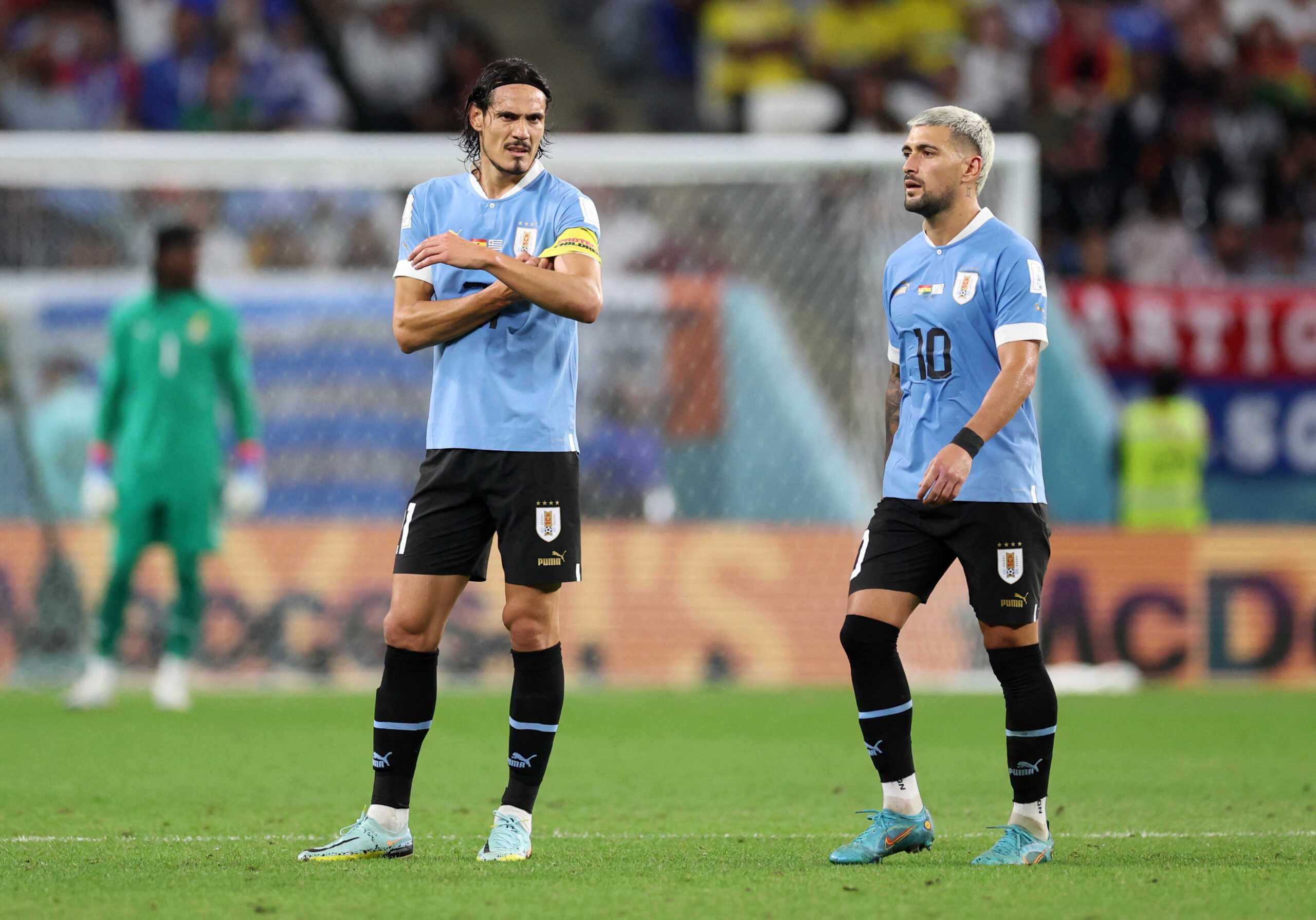 Soccer Football - FIFA World Cup Qatar 2022 - Group H - Ghana v Uruguay - Al Janoub Stadium, Al Wakrah, Qatar - December 2, 2022 Uruguay's Edinson Cavani and Giorgian de Arrascaeta REUTERS