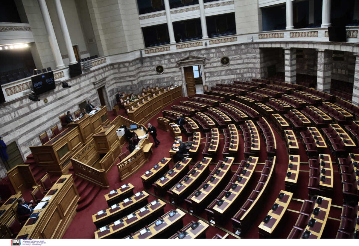 Πρόταση Μομφής: Γιάνης Δελής και Νίκος Μανωλάκος έμειναν να μιλούν… μόνοι τους στην αίθουσα μετά τις 3 τα χαράματα