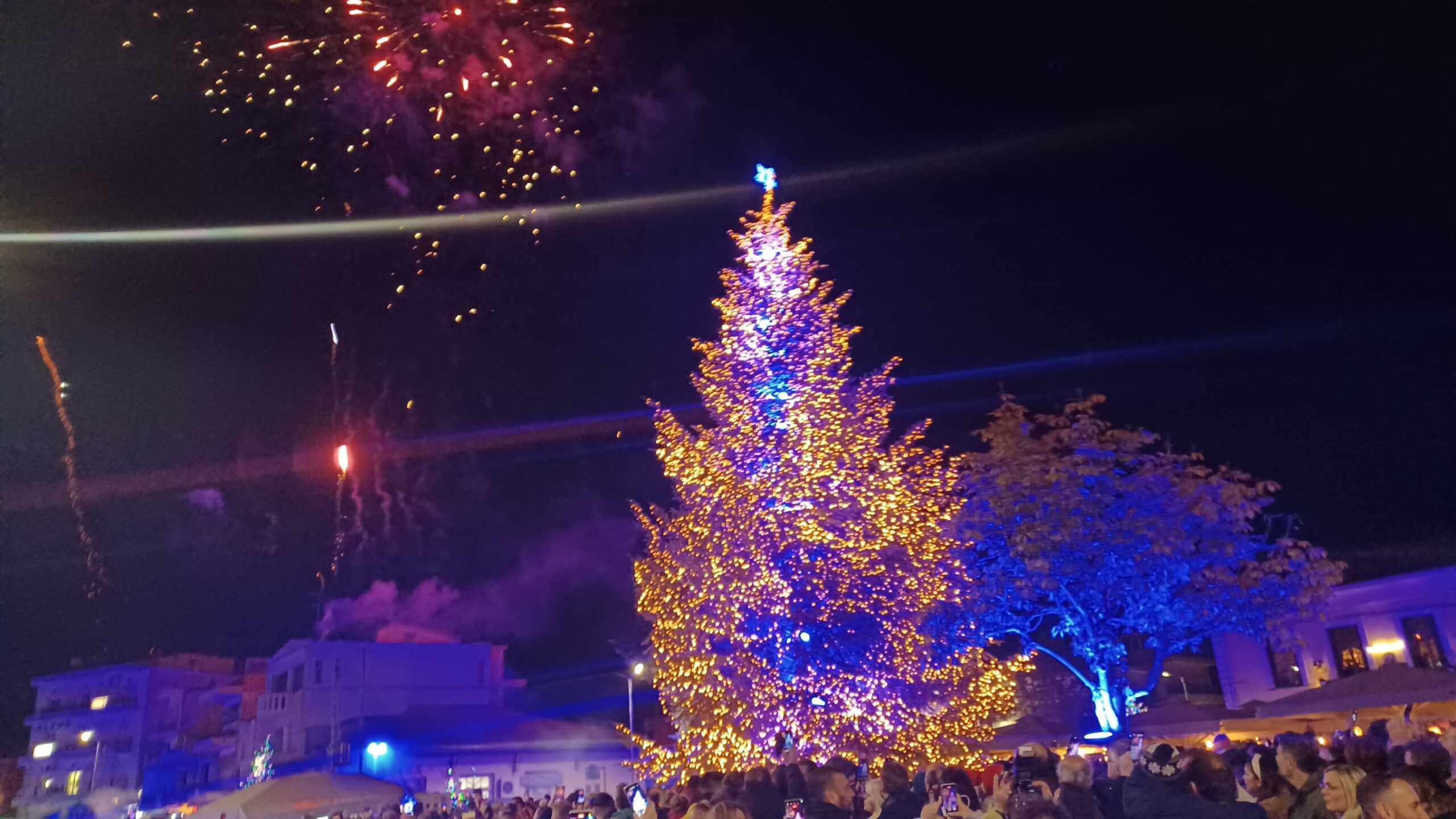 Γιορτινή ατμόσφαιρα στο Δήμο Ιστιαίας Αιδηψού – Φωταγωγήθηκε δέντρο 14 μ. από τα Καρπάθια Όρη