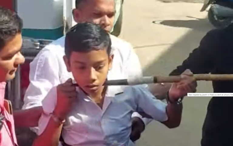 Ινδία: Του καρφώθηκε ακόντιο στο λαιμό την ώρα που βρισκόταν στο σχολείο