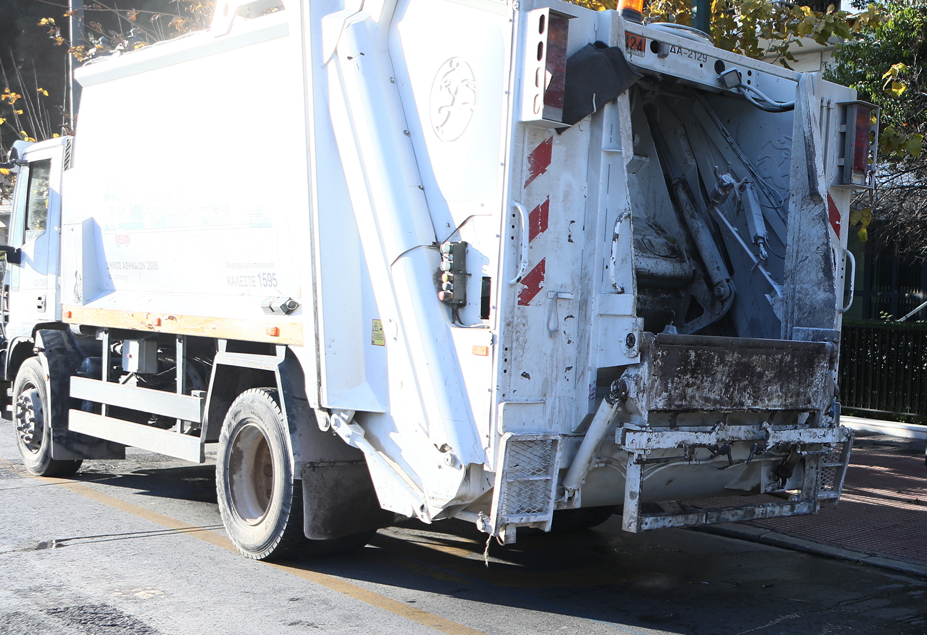 Ξυλόκαστρο: Αυτοκίνητο «καρφώθηκε» σε απορριμματοφόρο του Δήμου και σκότωσε υπάλληλο καθαριότητας