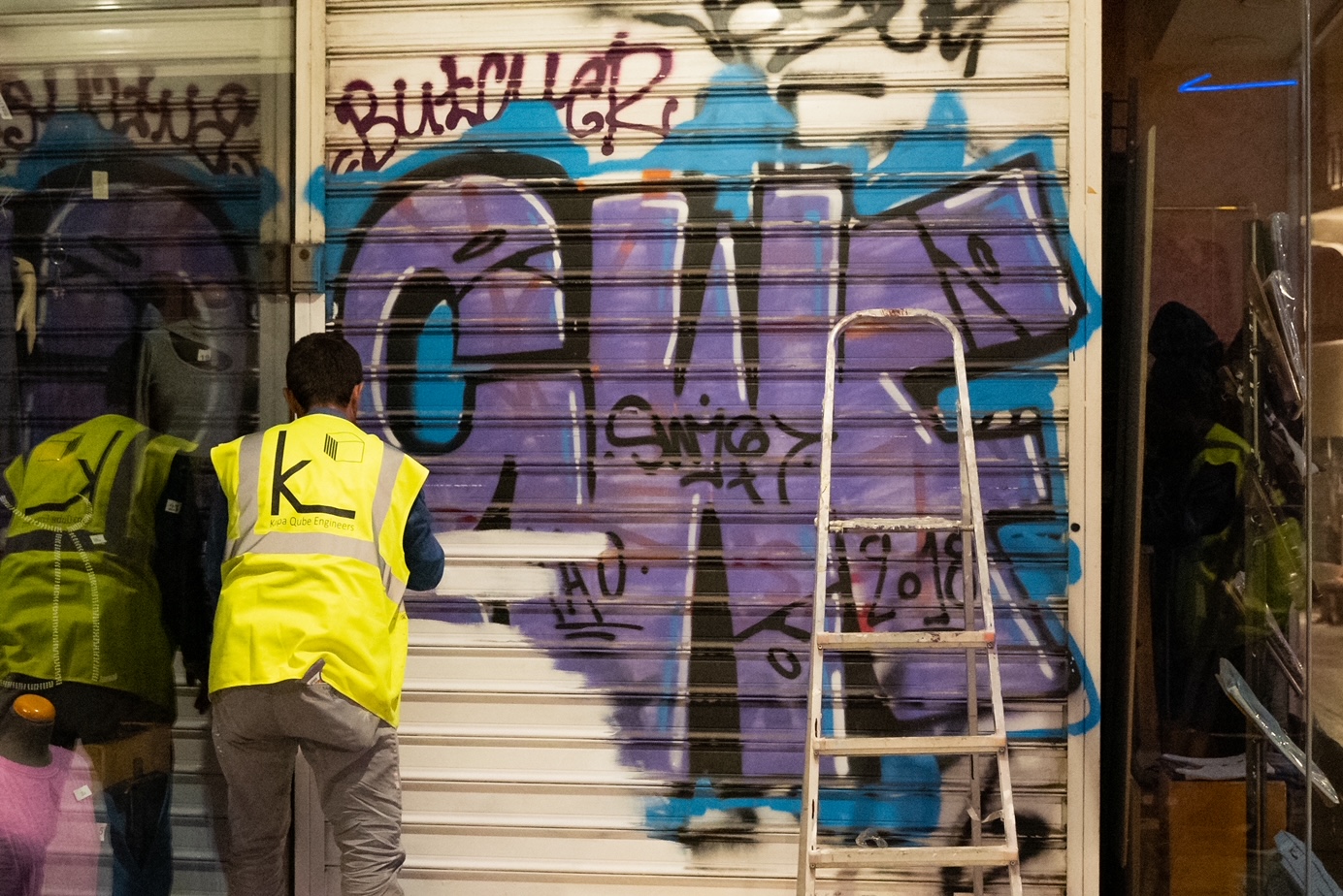 Δήμος Αθηναίων: Επιχείρηση αντι-γκράφιτι «μαμούθ» στο κέντρο της πόλης – Εντυπωσιακές εικόνες