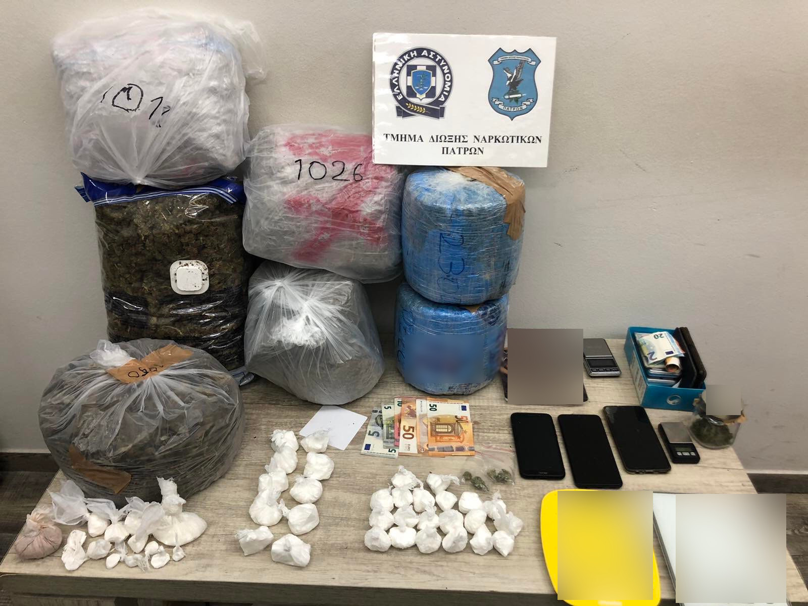 Αχαΐα: 4 συλλήψεις για κύκλωμα ναρκωτικών – Βρέθηκαν 12 κιλά κάνναβης και σχεδόν μισό κιλό κοκαΐνη