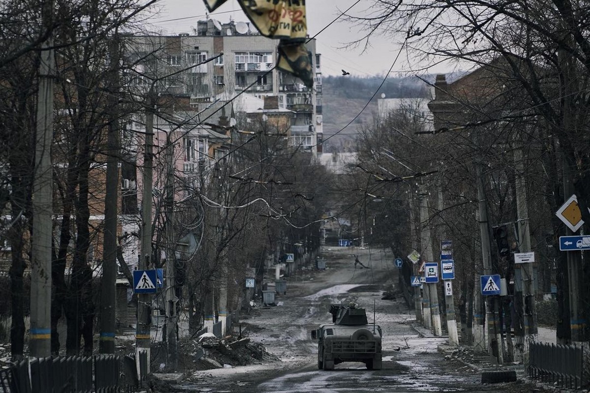 Ζελένσκι: Ελάχιστοι άμαχοι απέμειναν στο Μπαχμούτ – Δεν υπάρχει μέρος που να μην είναι καλυμμένο με αίμα