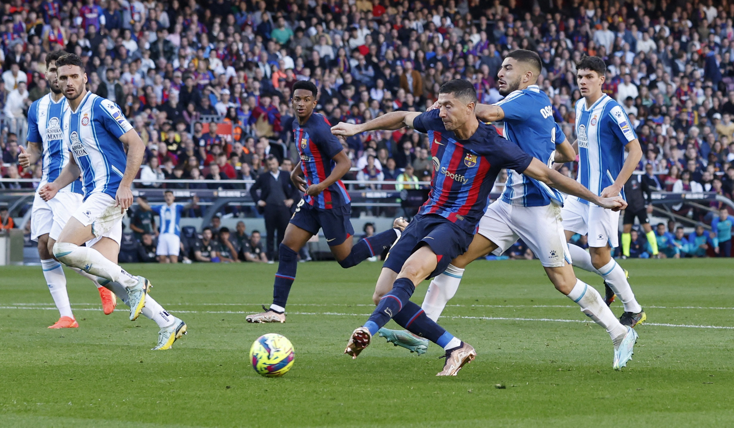 Soccer Football - LaLiga - FC Barcelona v Espanyol - Camp Nou, Barcelona, Spain - December 31, 2022 FC Barcelona's Robert Lewandowski shoots at goal REUTERS