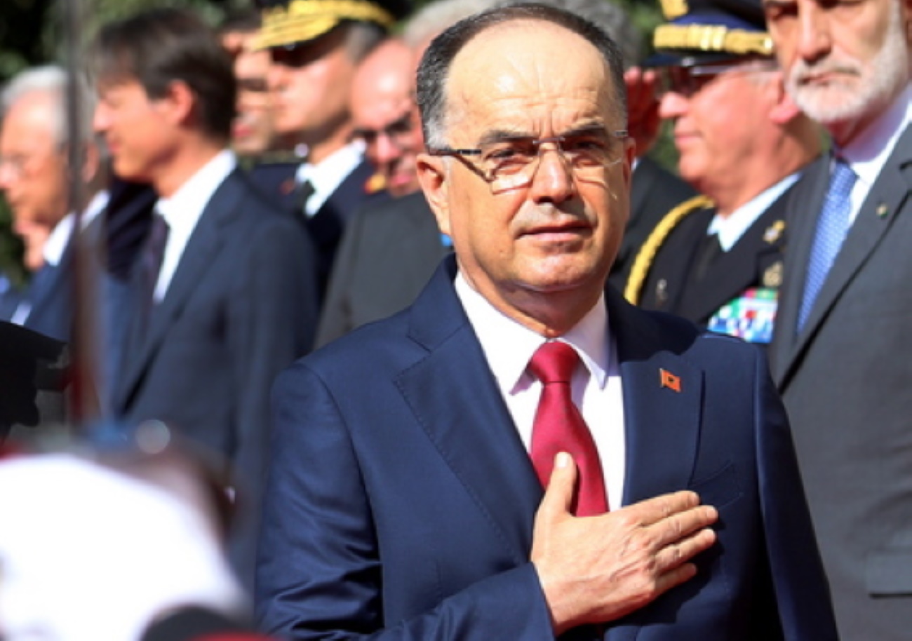 Προκλητικός ο πρόεδρος της Αλβανίας – Απαίτησε να κατέβει η ελληνική σημαία σε μειονοτικό χωριό