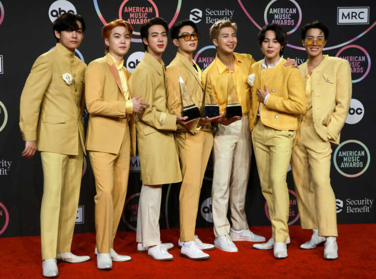 Ο Jin των BTS παρουσιάστηκε στον στρατό της Νότιας Κορέας και το συγκρότημα διαλύεται για λίγο
