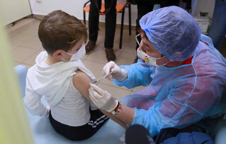 Σχεδόν 3 στους 10 ενήλικες στις ΗΠΑ ενάντια στους απαιτούμενους εμβολιασμούς παιδιών πριν το σχολείο
