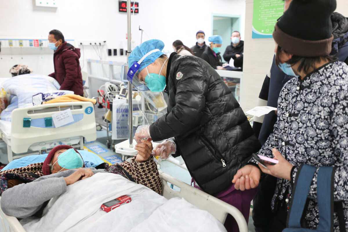 A medical worker attends to a patient at the emergency department of Ganyu District People's Hospital, amid the coronavirus disease (COVID-19) outbreak in Lianyungang, Jiangsu province, China December 28, 2022. China Daily via REUTERS  ATTENTION EDITORS - THIS IMAGE WAS PROVIDED BY A THIRD PARTY. CHINA OUT.