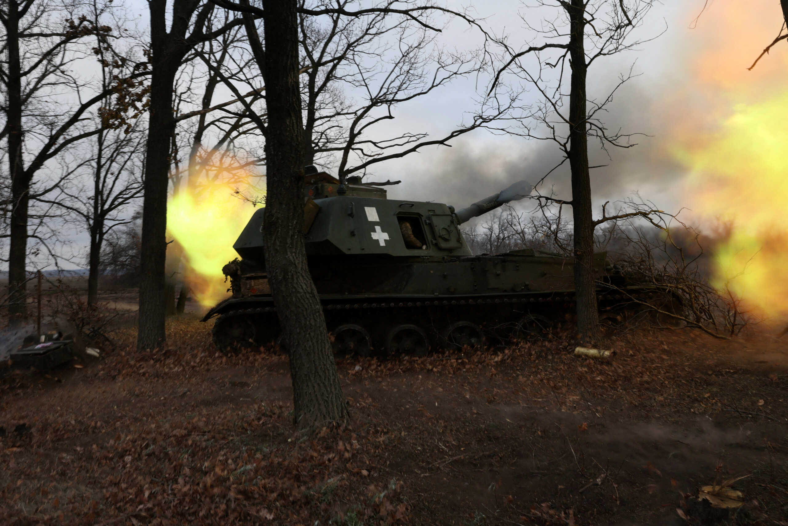 FILE PHOTO: Service members with the Ukrainian Army's 24th Mechanized Brigade of King Danylo fire an artillery piece, as Russia's attack on Ukraine continues, near Bakhmut in Ukraine, December 3, 2022. REUTERS
